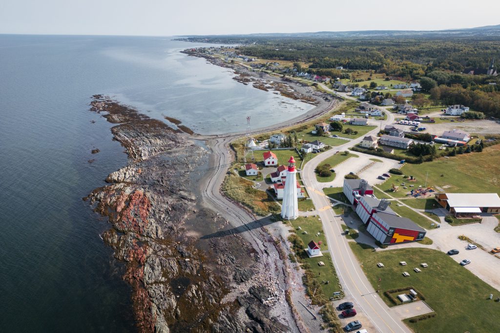 Vue aérienne du Site historique maritime de la Pointe-au-Père Crédit Patrick Matte Vue aérienne du Site historique maritime de la Pointe-au-Père Crédit Patrick Matte