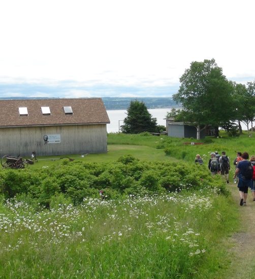 Ile Saint-Barnabé sentier et bâtiment avec expositi – Excursions to Saint-Barnabe Island