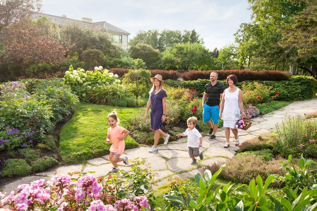 Jardins de Métis Sentier avec famille Crédit Roger St-Laurent