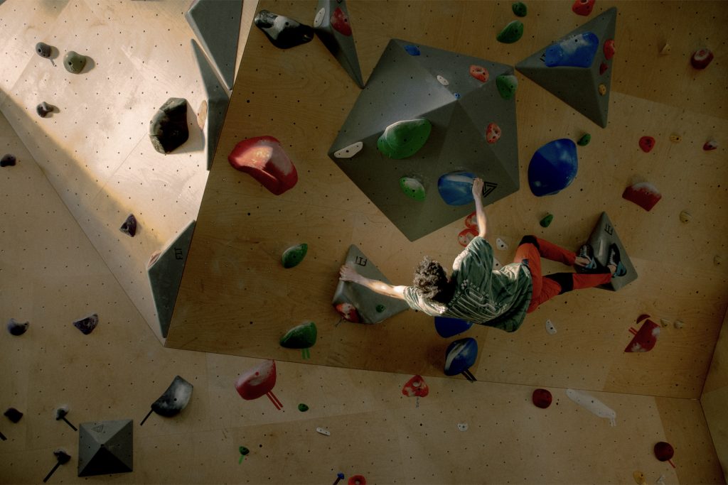 Riki Bloc Personne qui fait de l'escalade de blocs à l'horizontal 4x6