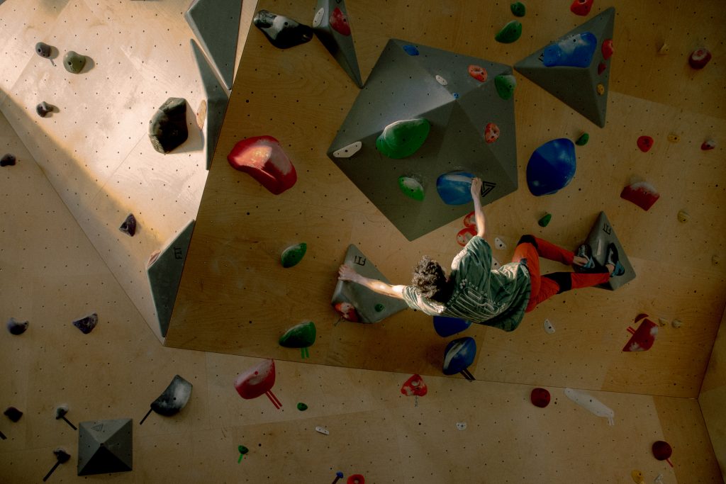 Riki Bloc Personne qui fait de l'escalade de blocs Riki Bloc Personne qui fait de l'escalade de blocs