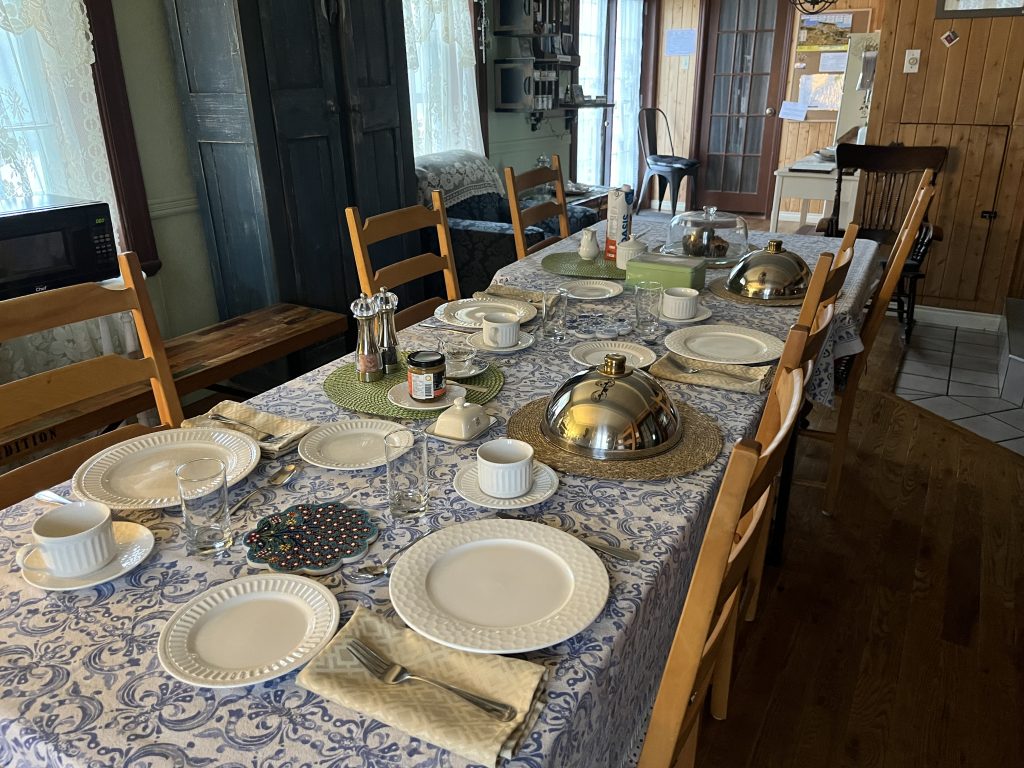 Gîte aux 5 Lucarnes Table à manger Gîte aux 5 Lucarnes Table à manger