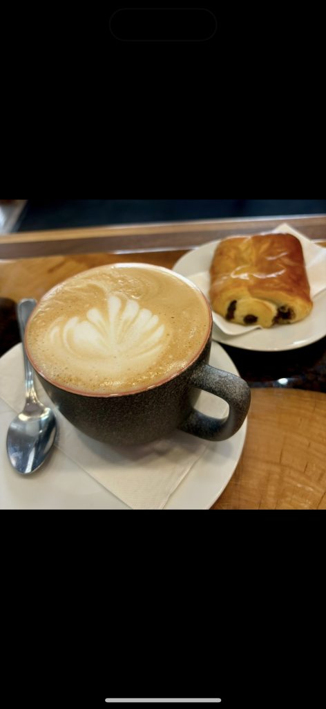 La Cafetière latté et chocolatine La Cafetière latté et chocolatine