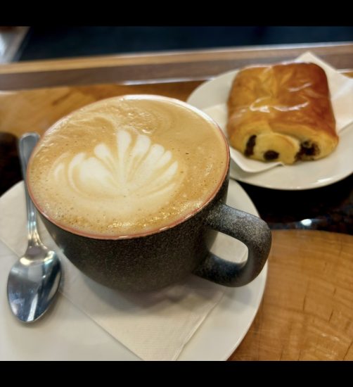 La Cafetière latté et chocolatine – Café La Cafetière