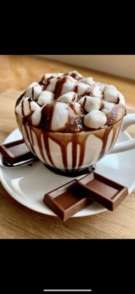 La Cafetière Tasse de chocolat chaud et morceaux de chocolat La Cafetière Tasse de chocolat chaud et morceaux de chocolat
