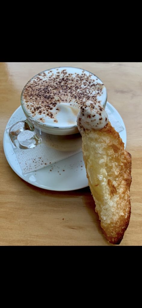 La Cafetière chausson trempé dans le café La Cafetière chausson trempé dans le café