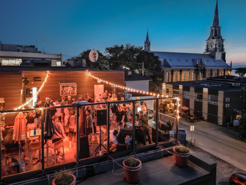 La terrasse de l'Unique Sushi et de L'Effet Mer La terrasse de l'Unique Sushi et de L'Effet Mer