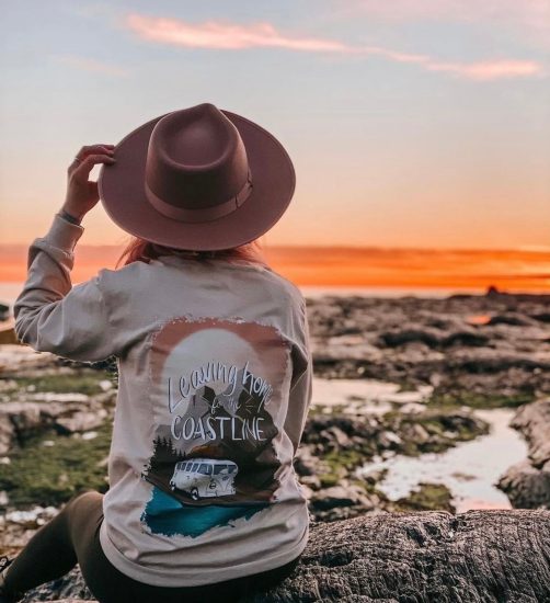 Boutique Coastline Chandail beige avec van et coucher de soleil – Boutique Coastline