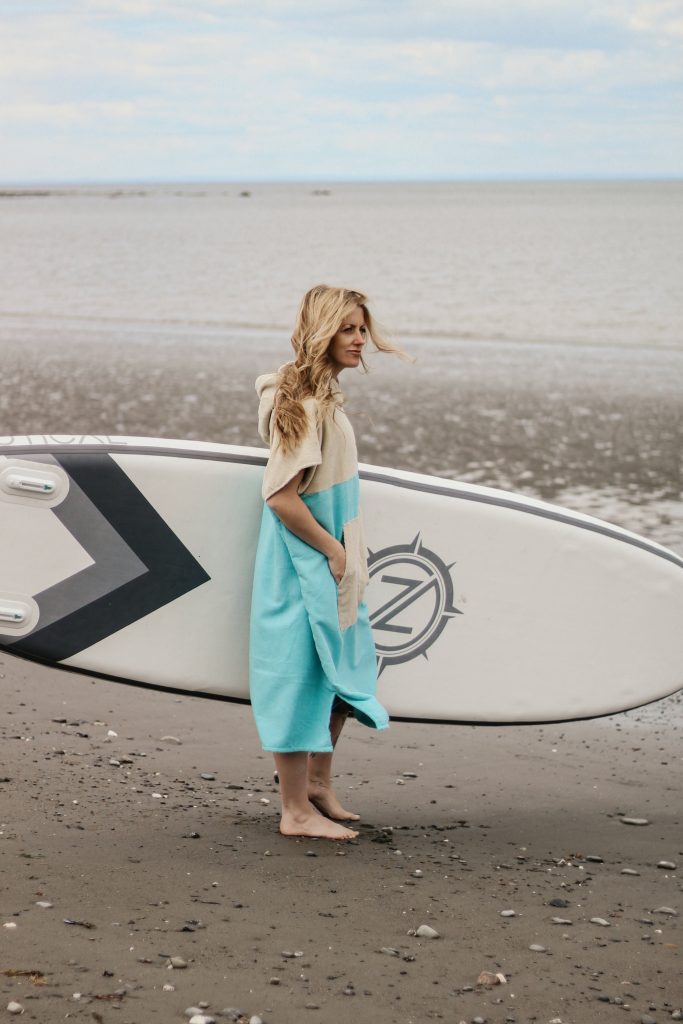 Boutique Coastline poncho bleu avec planche SUP Boutique Coastline poncho bleu avec planche SUP