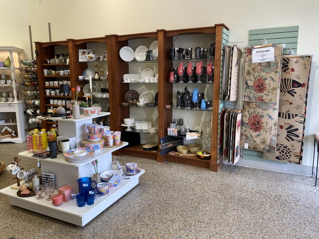 Boutique Pot Pourri intérieur du magasin vaiselle Boutique Pot Pourri intérieur du magasin vaiselle