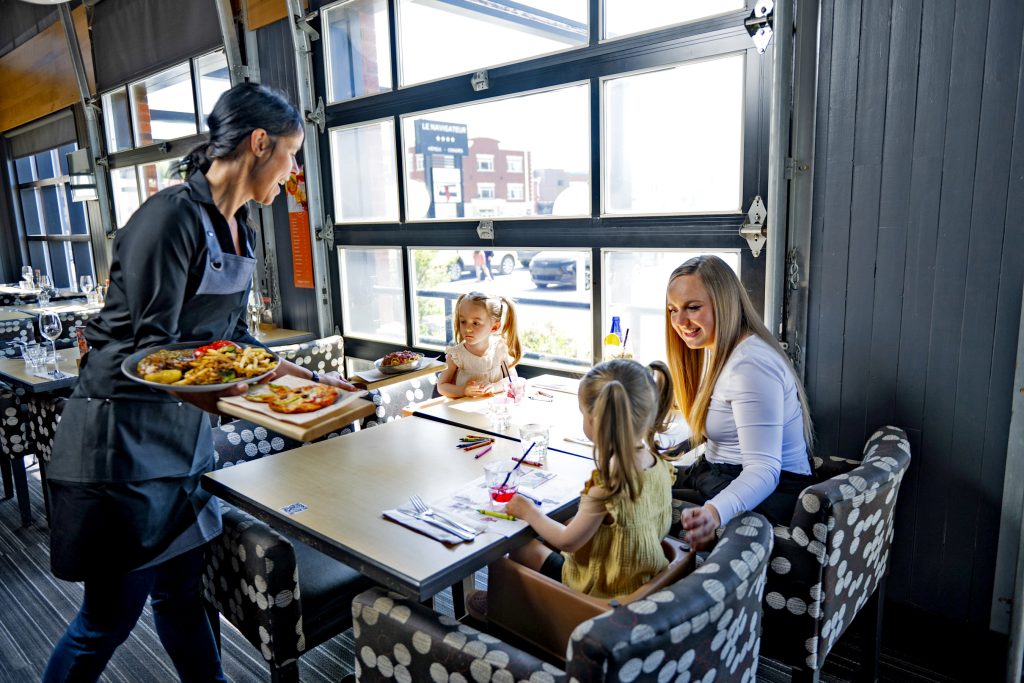 Pacini serveuse avec famille jeunes enfants Pacini serveuse avec famille jeunes enfants