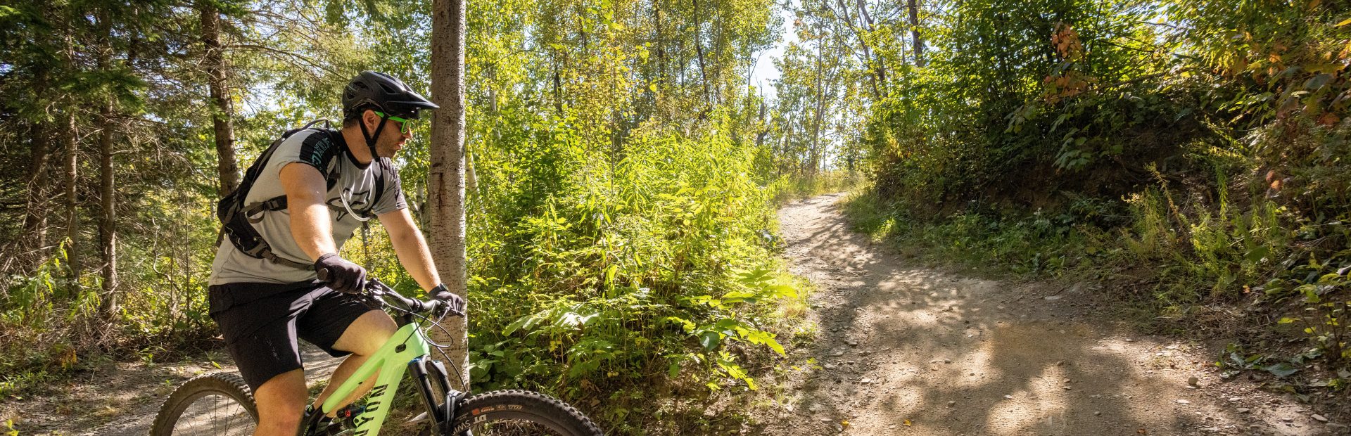 https://tourismerimouski.com/wp-content/uploads/2026/08/Parc_Beausejour_velo_montagne-scaled.jpg